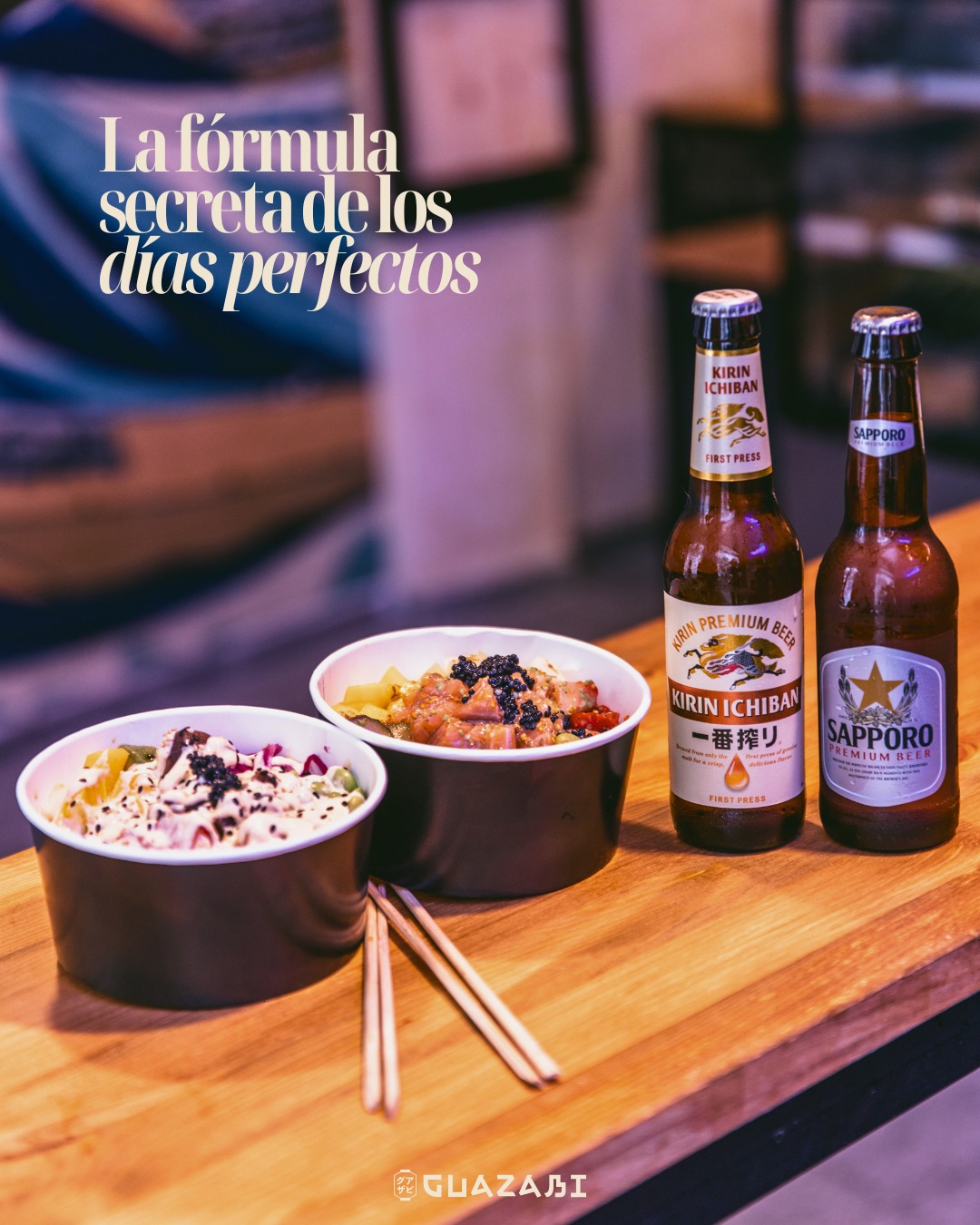 Dos Poke Bowl junto a un par de cervezas asiáticas