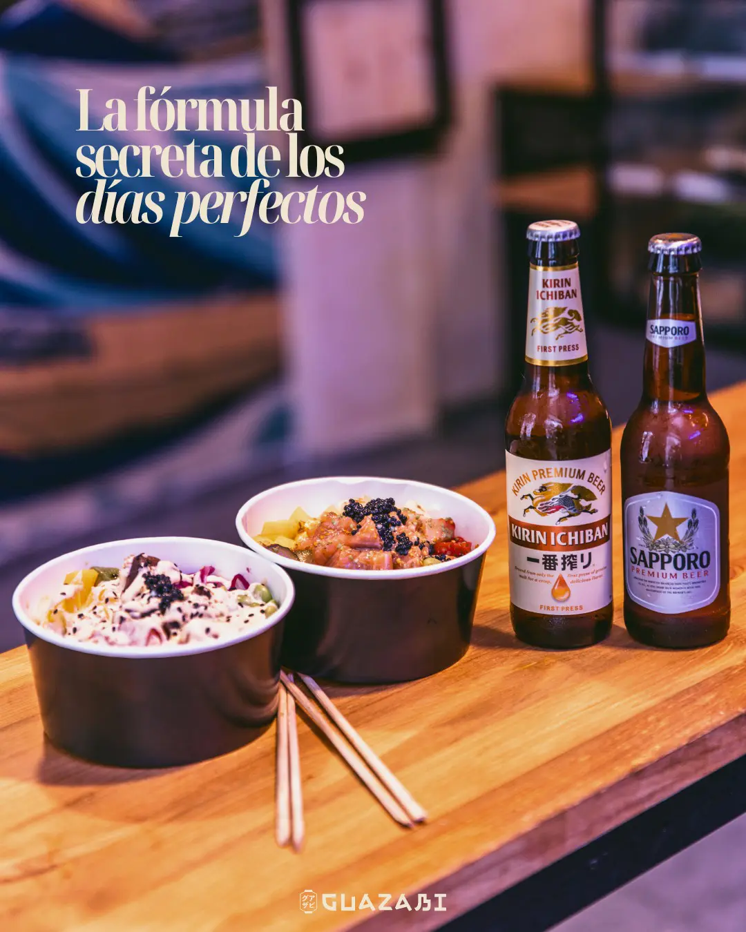 Dos Poke Bowl junto a un par de cervezas asiáticas