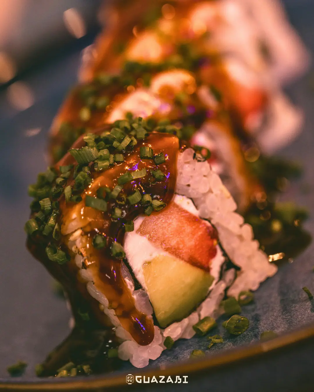 Uramaki de salmón, aguacate y queso crema